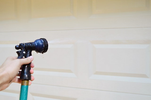 Garage-door- cleaning- tips